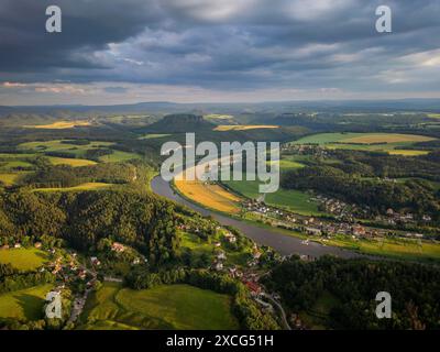 Groupes rocheux de grès dans la région de Rathen. Schwedenloecher Honigsteine, locomotive, Suisse saxonne, Rathen, Saxe, Allemagne Banque D'Images