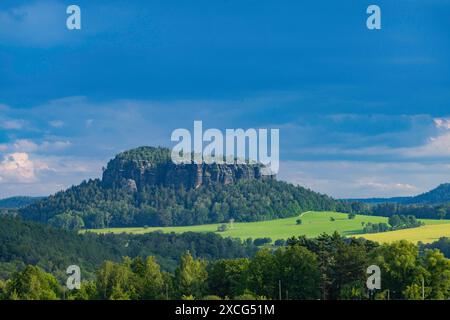 Le Pfaffenstein, également connu sous le nom de Jungfernstein, est une haute montagne de table dans les montagnes de grès de l'Elbe en Saxe. Il se trouve à gauche de la rivière Banque D'Images