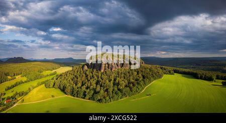 Le Pfaffenstein, également connu sous le nom de Jungfernstein, est une haute montagne de table dans les montagnes de grès de l'Elbe en Saxe. Il se trouve à gauche de la rivière Banque D'Images