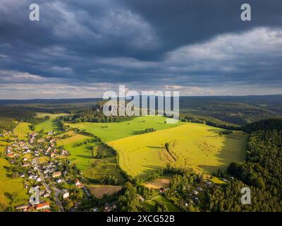 Le Pfaffenstein, également connu sous le nom de Jungfernstein, est une haute montagne de table dans les montagnes de grès de l'Elbe en Saxe. Il se trouve à gauche de la rivière Banque D'Images