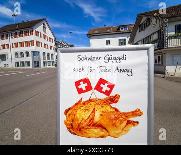 Stafa, Suisse - 13 juin 2024 : un panneau à emporter de poulet suisse dans une ville pittoresque de Stafa. Banque D'Images