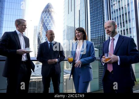 La chancelière fantôme Rachel Reeves (à gauche) et le secrétaire d'État fantôme aux affaires et au commerce Jonathan Reynolds (à droite) lors d'une réunion avec des chefs d'entreprise de M&G Investments dans le centre de Londres, alors qu'ils exposaient les plans de leur parti pour ramener les investissements en Grande-Bretagne, alors qu'ils étaient sur la piste de la campagne électorale générale. Date de la photo : lundi 17 juin 2024. Banque D'Images