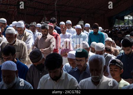 Srinagar, Jammu-et-Cachemire, Inde. 17 juin 2024. Une fille musulmane cachemirienne est vue en train de prier l'Aïd-ul-Adha aux côtés d'hommes dans les locaux de la mosquée Hazratbal à Srinagar. L’Aïd al-Adha est une fête religieuse célébrée par les musulmans du monde entier pour commémorer la volonté du prophète Ibrahim de sacrifier son fils comme un acte d’obéissance à Dieu. (Crédit image : © Adil Abass/ZUMA Press Wire) USAGE ÉDITORIAL SEULEMENT! Non destiné à UN USAGE commercial ! Banque D'Images
