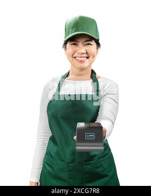 Vendeur asiatique porter tablier vert et chapeau vert souriant avec lecteur de carte tenant la main isolé sur blanc Banque D'Images