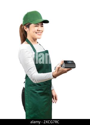 Vendeur asiatique porter tablier vert et chapeau vert souriant avec lecteur de carte tenant la main isolé sur blanc Banque D'Images