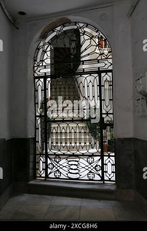 Cadix, Andalousie, Espagne- 23 octobre 2023 : entrée typique d'une maison andalouse avec cour et tuiles colorées à Cadix Banque D'Images