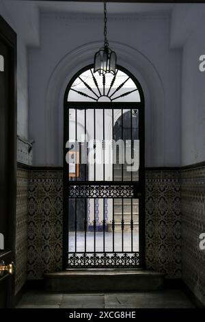 Cadix, Andalousie, Espagne- 23 octobre 2023 : entrée typique d'une maison andalouse avec cour et tuiles colorées à Cadix Banque D'Images