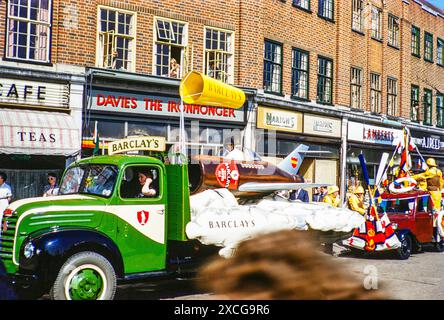 Carnival flotte en procession à Carlton Parade, Orpington, Bromley Greater London, anciennement Kent, Angleterre, ROYAUME-UNI 1950-1955 Banque D'Images