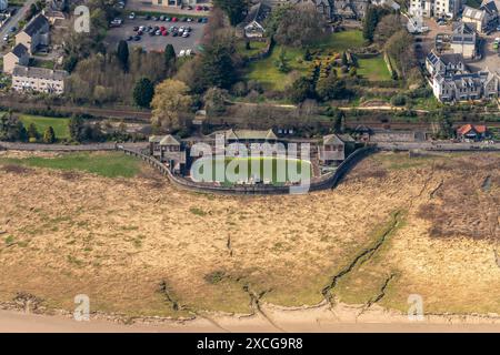 Poto aérien du Lido à Grange over Sands avec piscine remplie d'algues vertes prises à 1500 pieds Banque D'Images