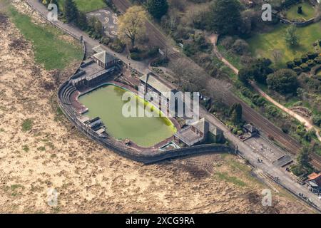 Poto aérien du Lido à Grange over Sands avec piscine remplie d'algues vertes prises à 1500 pieds Banque D'Images