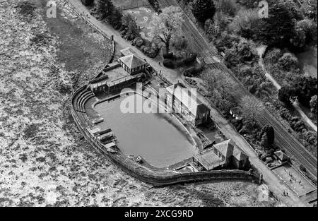 Poto aérien du Lido à Grange over Sands avec piscine remplie d'algues vertes prises à 1500 pieds Banque D'Images