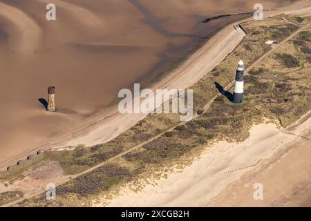 Photo aérienne de Spurn Head, phares désaffectés, station de pilotage, etc. À 1500 pieds Banque D'Images