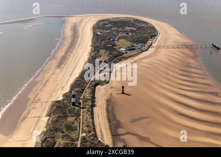 Photo aérienne de Spurn Head, phares désaffectés, station de pilotage, etc. À 1500 pieds Banque D'Images