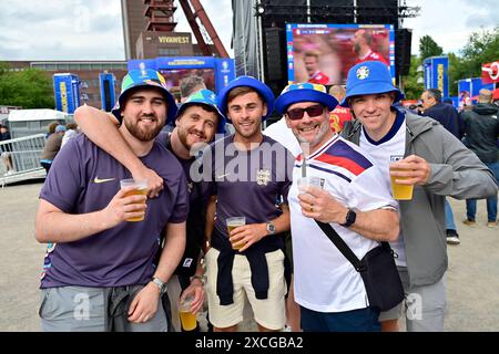 15.06.2024, Allemagne, Rhénanie-du-Nord-Westphalie, Ruhrgebiet, Gelsenkirchen. Fussball Europameisterschaft 2024. Gelsenkirchen feiert mit vier Spielen der UEFA EURO 2024 ein grosses Fussballfest. In der Fan zone mit public Viewing im Nordsternpark Gelsenkirchen und im Amphitheater werden alle Spiele, die in Gelsenkirchen ausgetragen werden, sowie alle Spiele der duetschen Nationalmannschaft live uebertragen. In der Fan zone auf dem Nordsternplatz und im Amphitheater ist Platz fuer jeweils 6,000 Besucher/innen. Blick auf den Nordsternplatz. Englische fans unterwegs. Fussball EM 2024 Fan zone und Pub Banque D'Images