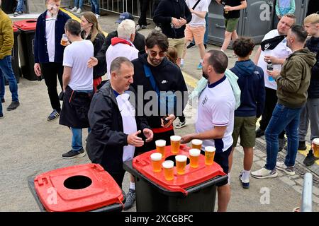 15.06.2024, Allemagne, Rhénanie-du-Nord-Westphalie, Ruhrgebiet, Gelsenkirchen. Fussball Europameisterschaft 2024. Gelsenkirchen feiert mit vier Spielen der UEFA EURO 2024 ein grosses Fussballfest. In der Fan zone mit public Viewing im Nordsternpark Gelsenkirchen und im Amphitheater werden alle Spiele, die in Gelsenkirchen ausgetragen werden, sowie alle Spiele der duetschen Nationalmannschaft live uebertragen. In der Fan zone auf dem Nordsternplatz und im Amphitheater ist Platz fuer jeweils 6,000 Besucher/innen. Blick auf den Eingang zum Nordsternplatz. Blick auf den Fanbereich. Les fans d'Englische Genies Banque D'Images