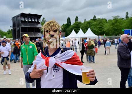 15.06.2024, Allemagne, Rhénanie-du-Nord-Westphalie, Ruhrgebiet, Gelsenkirchen. Fussball Europameisterschaft 2024. Gelsenkirchen feiert mit vier Spielen der UEFA EURO 2024 ein grosses Fussballfest. In der Fan zone mit public Viewing im Nordsternpark Gelsenkirchen und im Amphitheater werden alle Spiele, die in Gelsenkirchen ausgetragen werden, sowie alle Spiele der duetschen Nationalmannschaft live uebertragen. In der Fan zone auf dem Nordsternplatz und im Amphitheater ist Platz fuer jeweils 6,000 Besucher/innen. Blick auf den Nordsternplatz. Englische fans unterwegs. Fussball EM 2024 Fan zone und Pub Banque D'Images