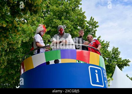 15.06.2024, Allemagne, Rhénanie-du-Nord-Westphalie, Ruhrgebiet, Gelsenkirchen. Fussball Europameisterschaft 2024. Gelsenkirchen feiert mit vier Spielen der UEFA EURO 2024 ein grosses Fussballfest. In der Fan zone mit public Viewing im Nordsternpark Gelsenkirchen und im Amphitheater werden alle Spiele, die in Gelsenkirchen ausgetragen werden, sowie alle Spiele der duetschen Nationalmannschaft live uebertragen. In der Fan zone auf dem Nordsternplatz und im Amphitheater ist Platz fuer jeweils 6,000 Besucher/innen. Blick auf den Nordsternplatz. Englische fans unterwegs. Fussball EM 2024 Fan zone und Pub Banque D'Images