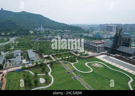 Hangzhou, Chine. 17 juin 2024. Le Grand canal Hanggang Park est vu du ciel à Hangzhou, en Chine, le 17 juin 2024. Récemment, la liste des World Landscape architecture Awards 2024 (WLA Awards) est officiellement annoncée, et le Grand canal Hanggang Park remporte le World Landscape architecture Awards 2024 (WLA) Outstanding Award. (Photo de Costfoto/NurPhoto) crédit : NurPhoto SRL/Alamy Live News Banque D'Images