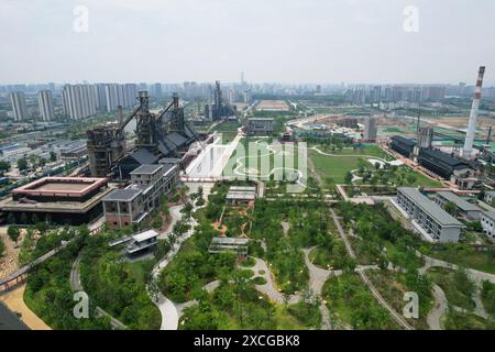 Hangzhou, Chine. 17 juin 2024. Le Grand canal Hanggang Park est vu du ciel à Hangzhou, en Chine, le 17 juin 2024. Récemment, la liste des World Landscape architecture Awards 2024 (WLA Awards) est officiellement annoncée, et le Grand canal Hanggang Park remporte le World Landscape architecture Awards 2024 (WLA) Outstanding Award. (Photo de Costfoto/NurPhoto) crédit : NurPhoto SRL/Alamy Live News Banque D'Images