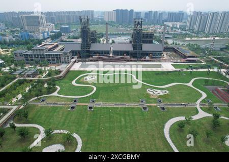 Hangzhou, Chine. 17 juin 2024. Le Grand canal Hanggang Park est vu du ciel à Hangzhou, en Chine, le 17 juin 2024. Récemment, la liste des World Landscape architecture Awards 2024 (WLA Awards) est officiellement annoncée, et le Grand canal Hanggang Park remporte le World Landscape architecture Awards 2024 (WLA) Outstanding Award. (Photo de Costfoto/NurPhoto) crédit : NurPhoto SRL/Alamy Live News Banque D'Images