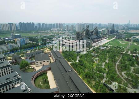 Hangzhou, Chine. 17 juin 2024. Le Grand canal Hanggang Park est vu du ciel à Hangzhou, en Chine, le 17 juin 2024. Récemment, la liste des World Landscape architecture Awards 2024 (WLA Awards) est officiellement annoncée, et le Grand canal Hanggang Park remporte le World Landscape architecture Awards 2024 (WLA) Outstanding Award. (Photo de Costfoto/NurPhoto) crédit : NurPhoto SRL/Alamy Live News Banque D'Images