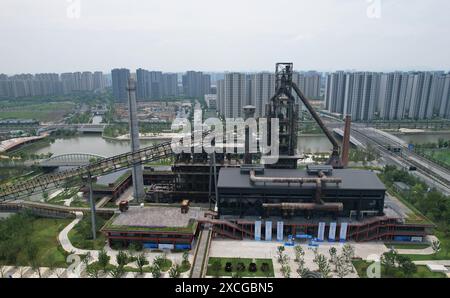 Hangzhou, Chine. 17 juin 2024. Le Grand canal Hanggang Park est vu du ciel à Hangzhou, en Chine, le 17 juin 2024. Récemment, la liste des World Landscape architecture Awards 2024 (WLA Awards) est officiellement annoncée, et le Grand canal Hanggang Park remporte le World Landscape architecture Awards 2024 (WLA) Outstanding Award. (Photo de Costfoto/NurPhoto) crédit : NurPhoto SRL/Alamy Live News Banque D'Images