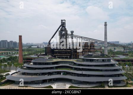 Hangzhou, Chine. 17 juin 2024. Le Grand canal Hanggang Park est vu du ciel à Hangzhou, en Chine, le 17 juin 2024. Récemment, la liste des World Landscape architecture Awards 2024 (WLA Awards) est officiellement annoncée, et le Grand canal Hanggang Park remporte le World Landscape architecture Awards 2024 (WLA) Outstanding Award. (Photo de Costfoto/NurPhoto) crédit : NurPhoto SRL/Alamy Live News Banque D'Images