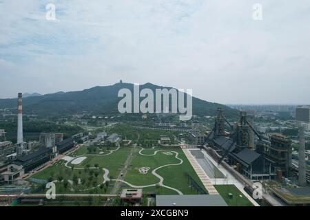 Hangzhou, Chine. 17 juin 2024. Le Grand canal Hanggang Park est vu du ciel à Hangzhou, en Chine, le 17 juin 2024. Récemment, la liste des World Landscape architecture Awards 2024 (WLA Awards) est officiellement annoncée, et le Grand canal Hanggang Park remporte le World Landscape architecture Awards 2024 (WLA) Outstanding Award. (Photo de Costfoto/NurPhoto) crédit : NurPhoto SRL/Alamy Live News Banque D'Images