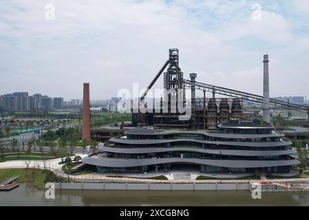 Hangzhou, Chine. 17 juin 2024. Le Grand canal Hanggang Park est vu du ciel à Hangzhou, en Chine, le 17 juin 2024. Récemment, la liste des World Landscape architecture Awards 2024 (WLA Awards) est officiellement annoncée, et le Grand canal Hanggang Park remporte le World Landscape architecture Awards 2024 (WLA) Outstanding Award. (Photo de Costfoto/NurPhoto) crédit : NurPhoto SRL/Alamy Live News Banque D'Images