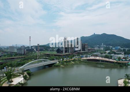 Hangzhou, Chine. 17 juin 2024. Le Grand canal Hanggang Park est vu du ciel à Hangzhou, en Chine, le 17 juin 2024. Récemment, la liste des World Landscape architecture Awards 2024 (WLA Awards) est officiellement annoncée, et le Grand canal Hanggang Park remporte le World Landscape architecture Awards 2024 (WLA) Outstanding Award. (Photo de Costfoto/NurPhoto) crédit : NurPhoto SRL/Alamy Live News Banque D'Images