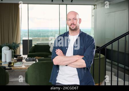 EDITORIAL USE ONLY fondateur de BrewDog, James Watt chez lui à Londres avant le lancement de social Tip, une nouvelle plate-forme d'application conçue par Watt pour récompenser les gens qui publient des articles sur les marques qu'ils aiment. Date d'émission : lundi 17 juin 2024. Banque D'Images