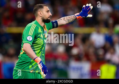 Dortmund, Allemagne. 15 juin 2024. Gianluigi Donnarumma, de l'Italie, fait des gestes lors du match de football en phase de groupes de l'UEFA EURO 2024 entre l'Italie et l'Albanie. Crédit : Nicolò Campo/Alamy Live News Banque D'Images