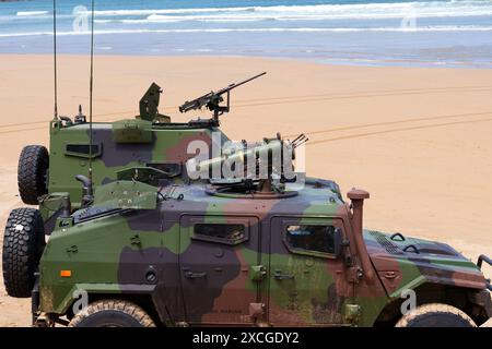 Gijon, Espagne - 24 mai 2024 : un groupe de véhicules blindés de combat navals avec une mitrailleuse et un lance-missiles antichars Spike peint en c de protection Banque D'Images