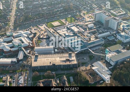 Photo aérienne de l'hôpital universitaire Liverpool Aintree de 1500 pieds montrant les travaux de construction en cours Banque D'Images