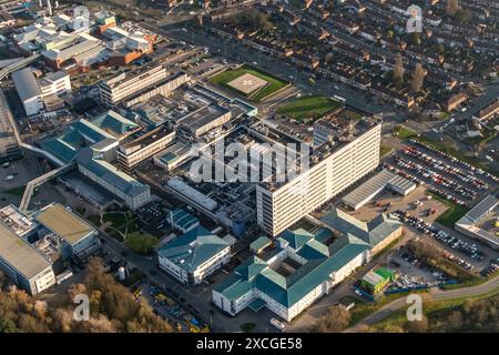 Photo aérienne de l'hôpital universitaire Liverpool Aintree de 1500 pieds montrant les travaux de construction en cours Banque D'Images