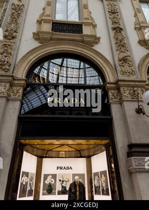 Milan, Italie, 17 juin 2024 - le logo Prada est une icône de la marque de mode italienne. Banque D'Images