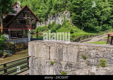 Cabine en bois avec de grandes fenêtres du ruisseau Kamachnik dans la région de Gorski Kotar, Croatie Banque D'Images