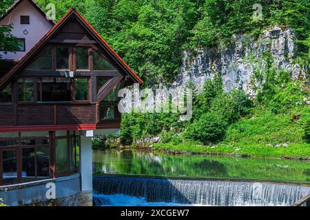 Cabine en bois avec de grandes fenêtres du ruisseau Kamachnik dans la région de Gorski Kotar, Croatie Banque D'Images