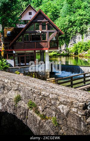 Cabine en bois avec de grandes fenêtres du ruisseau Kamachnik dans la région de Gorski Kotar, Croatie Banque D'Images