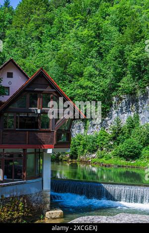 Cabine en bois avec de grandes fenêtres du ruisseau Kamachnik dans la région de Gorski Kotar, Croatie Banque D'Images