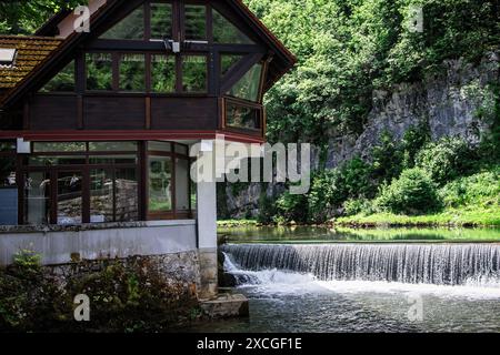 Cabine en bois avec de grandes fenêtres du ruisseau Kamachnik dans la région de Gorski Kotar, Croatie Banque D'Images