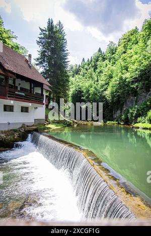 Cabine en bois avec de grandes fenêtres du ruisseau Kamachnik dans la région de Gorski Kotar, Croatie Banque D'Images