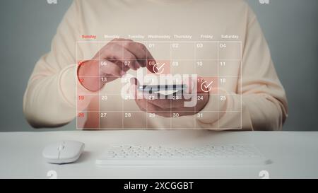Homme d'affaires marquant les dates sur le calendrier virtuel, gérer son horaire d'affaires, définir des rappels pour les rendez-vous importants, collage créatif pour le plan Banque D'Images