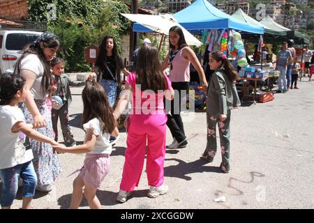 Nabatieh, Liban. 16 juin 2024. Les enfants déplacés par le conflit frontalier célèbrent l’Aïd al-Adha à Nabatieh, Liban, le 16 juin 2024. Crédit : Taher Abu Hamdan/Xinhua/Alamy Live News Banque D'Images