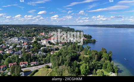 Tutzing, Bayern, Deutschland 16. Juni 2024 : Ein Frühsommertag dans Tutzing Landkreis Starnberg. Hier der Blick vom Kustermannpark, Johannishügel auf die Ortschaft und den Starnberger See, Blick Richtung Norden, Drohne *** Tutzing, Bavière, Allemagne 16 juin 2024 une journée de début d'été dans le district de Tutzing Starnberg ici la vue de Kustermannpark, Johannishügel au village et au lac Starnberg, vue au nord, drone Banque D'Images