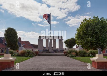 Albert, France - 12 septembre 2020 : le mémorial de guerre Albert, construit en 1936, est l'œuvre du sculpteur allemand Charles Gern. Banque D'Images