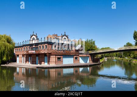 Amiens, France - mai 29 2020 : le Centre nautique sur les rives de la somme a été inauguré en 1866 et a organisé les premières régates d'aviron de la suite Banque D'Images