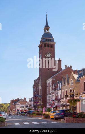 Montdidier, France - 12 septembre 2020 : Hôtel de ville de Montdidier dans le centre ville près de l'église Saint-Pierre. Banque D'Images