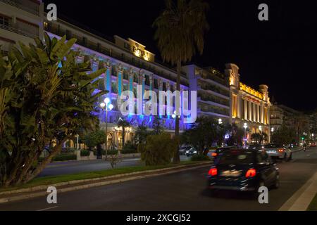 Nice, France - mars 26 2019 : L'Hôtel le Royal est un hôtel 3 étoiles situé sur la Promenade des Anglais. Cet ancien palais a une façade néoclassique. Banque D'Images