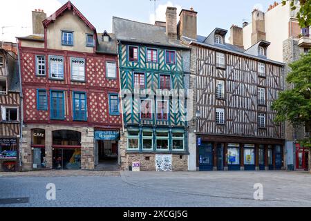 Rennes, France - juillet 30 2017 : vieilles maisons à colombages sur la place Sainte-Anne dans le vieux centre-ville de Rennes en Bretagne. Banque D'Images